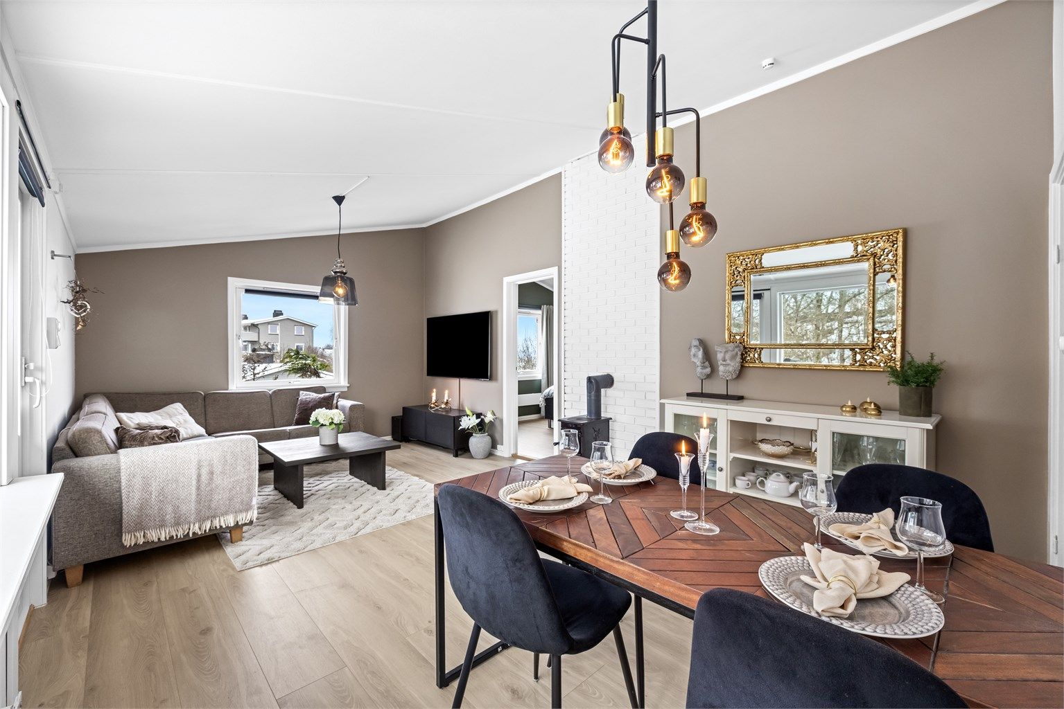 Gjennomgående planløsning og store vindusflater gir en åpen romfølelse.