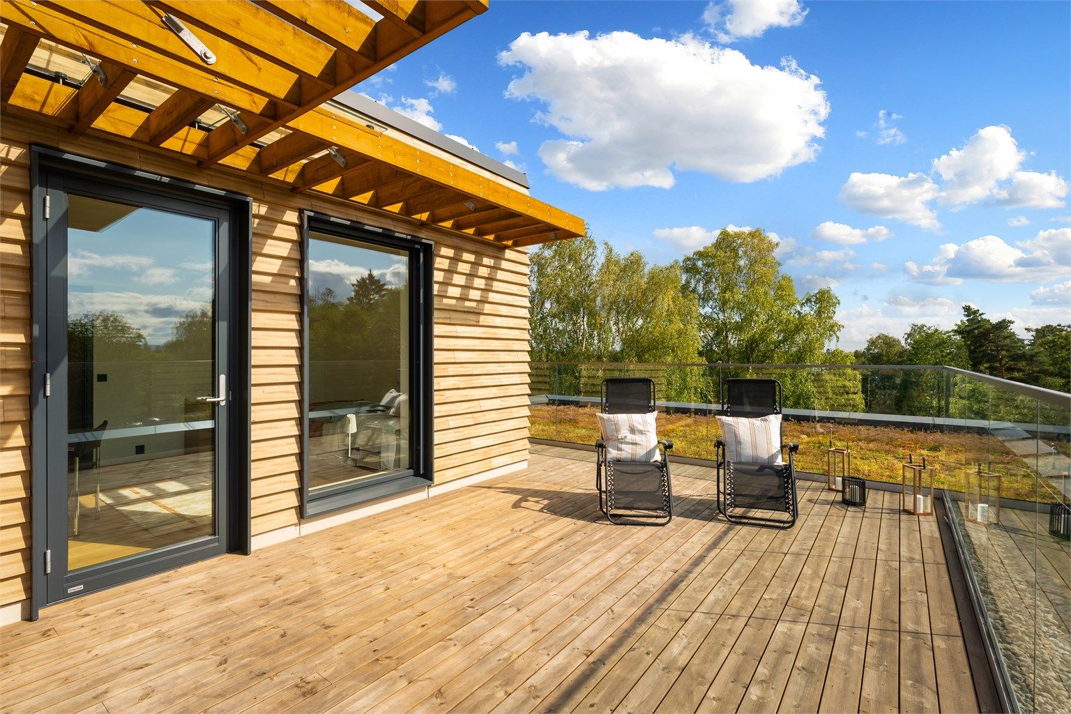 Det er flere gode møbleringsmuligheter på terrassen, og plass for flere soner