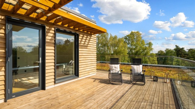 Det er flere gode møbleringsmuligheter på terrassen, og plass for flere soner