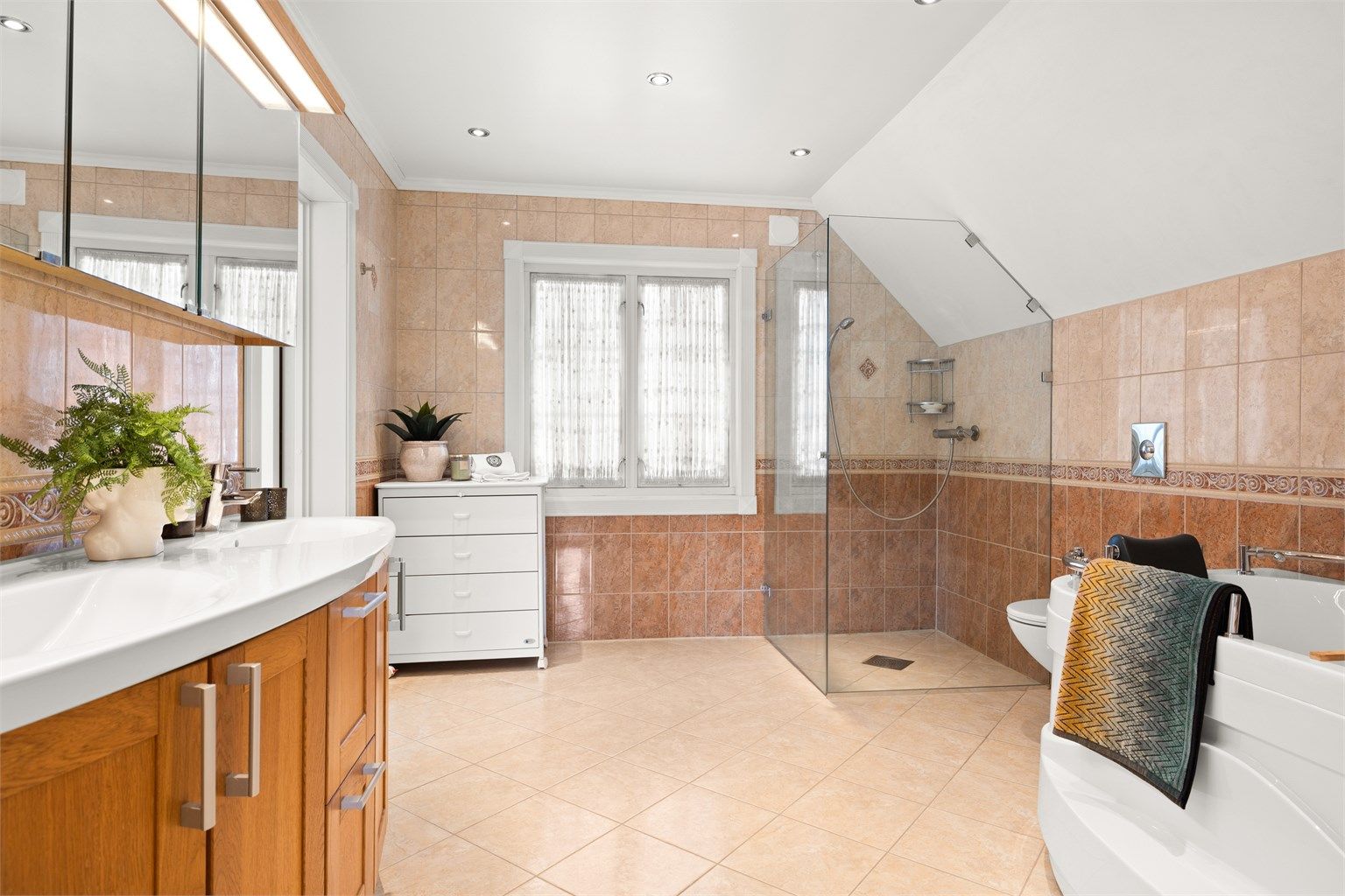 Stort bad med både badekar og dusj, pusset opp i 2007. Gulvvarme