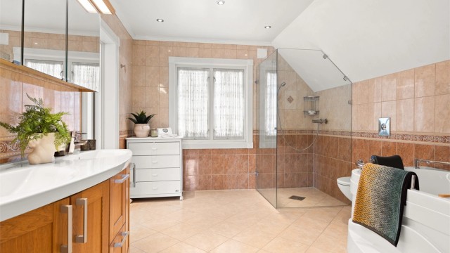 Stort bad med både badekar og dusj, pusset opp i 2007. Gulvvarme