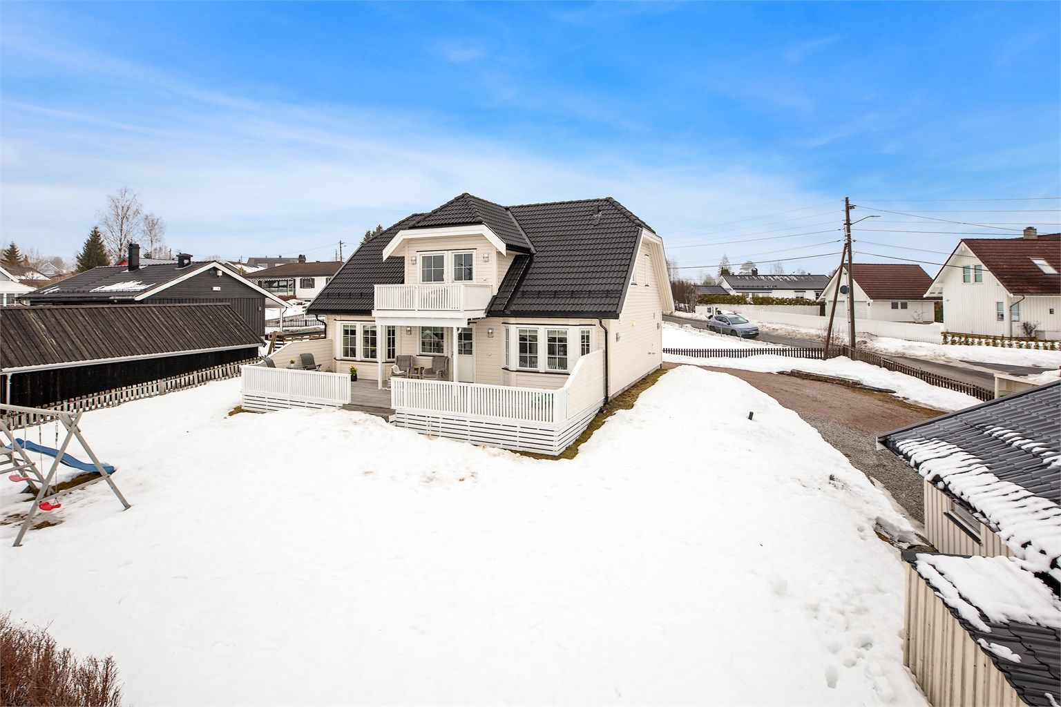 Velkommen til Myrveien 39 en klassisk og nydelig enebolig på romslig tomt på over 1 dekar med stor dobbeltgarasje