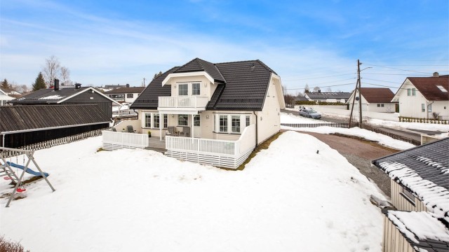 Velkommen til Myrveien 39 en klassisk og nydelig enebolig på romslig tomt på over 1 dekar med stor dobbeltgarasje