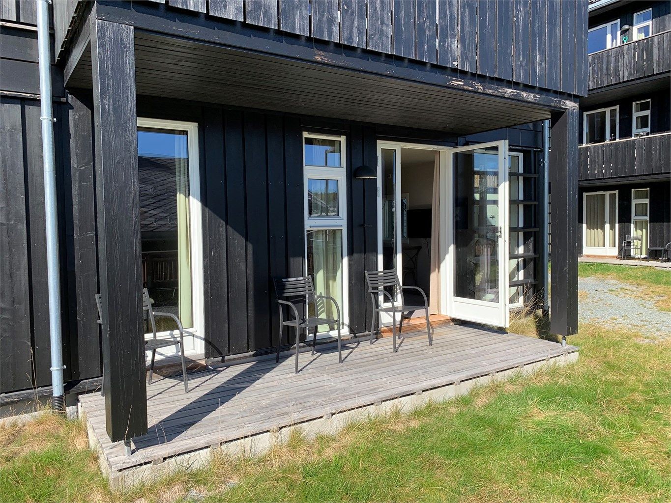 Solrik terrasse på 6,5 kvm. med fin plensone rundt. Meget familievennlig.  