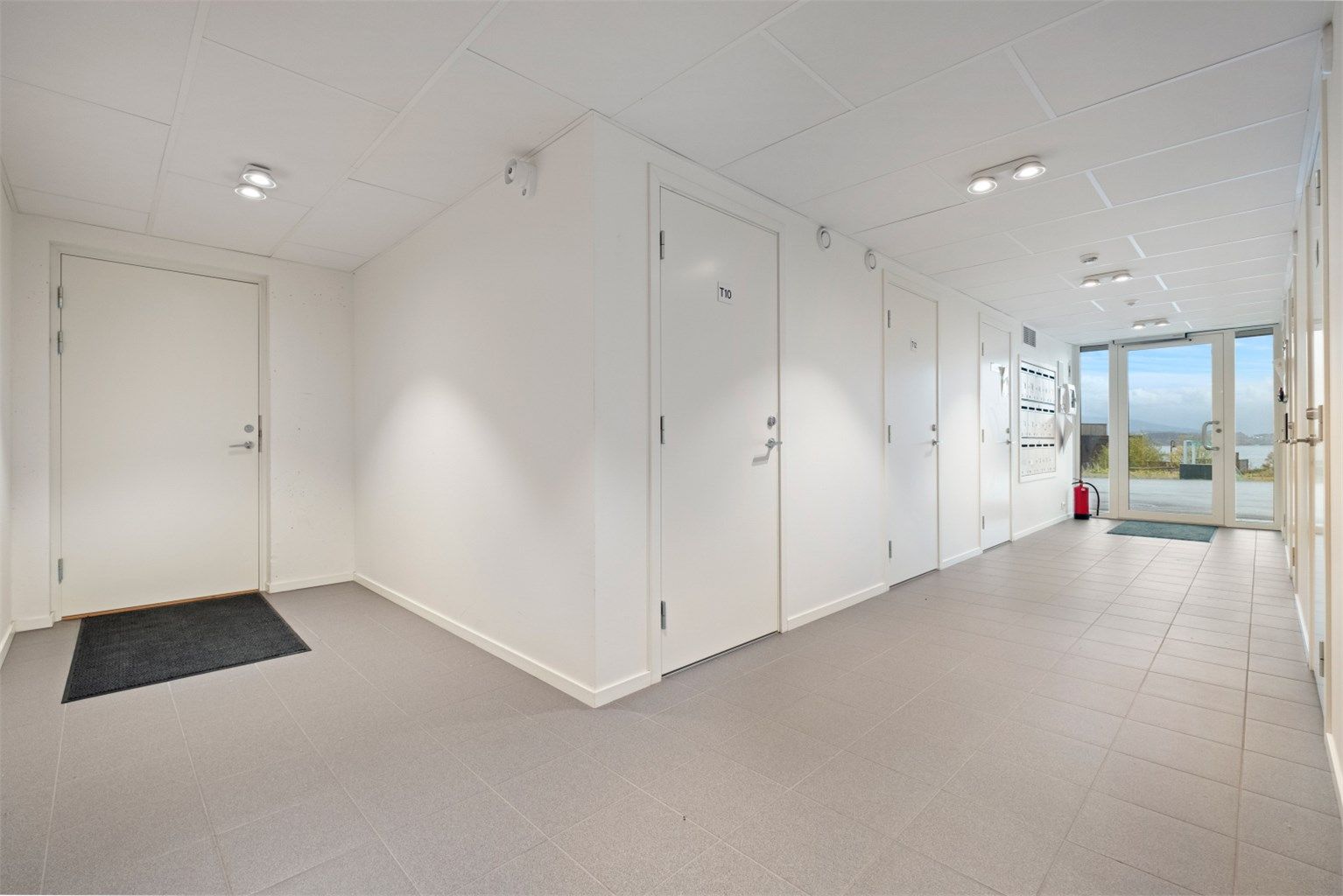 Flott fellesområde og flislagt inngangsparti 