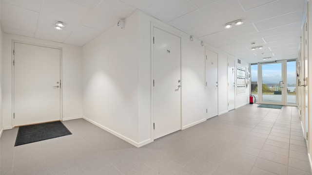 Flott fellesområde og flislagt inngangsparti