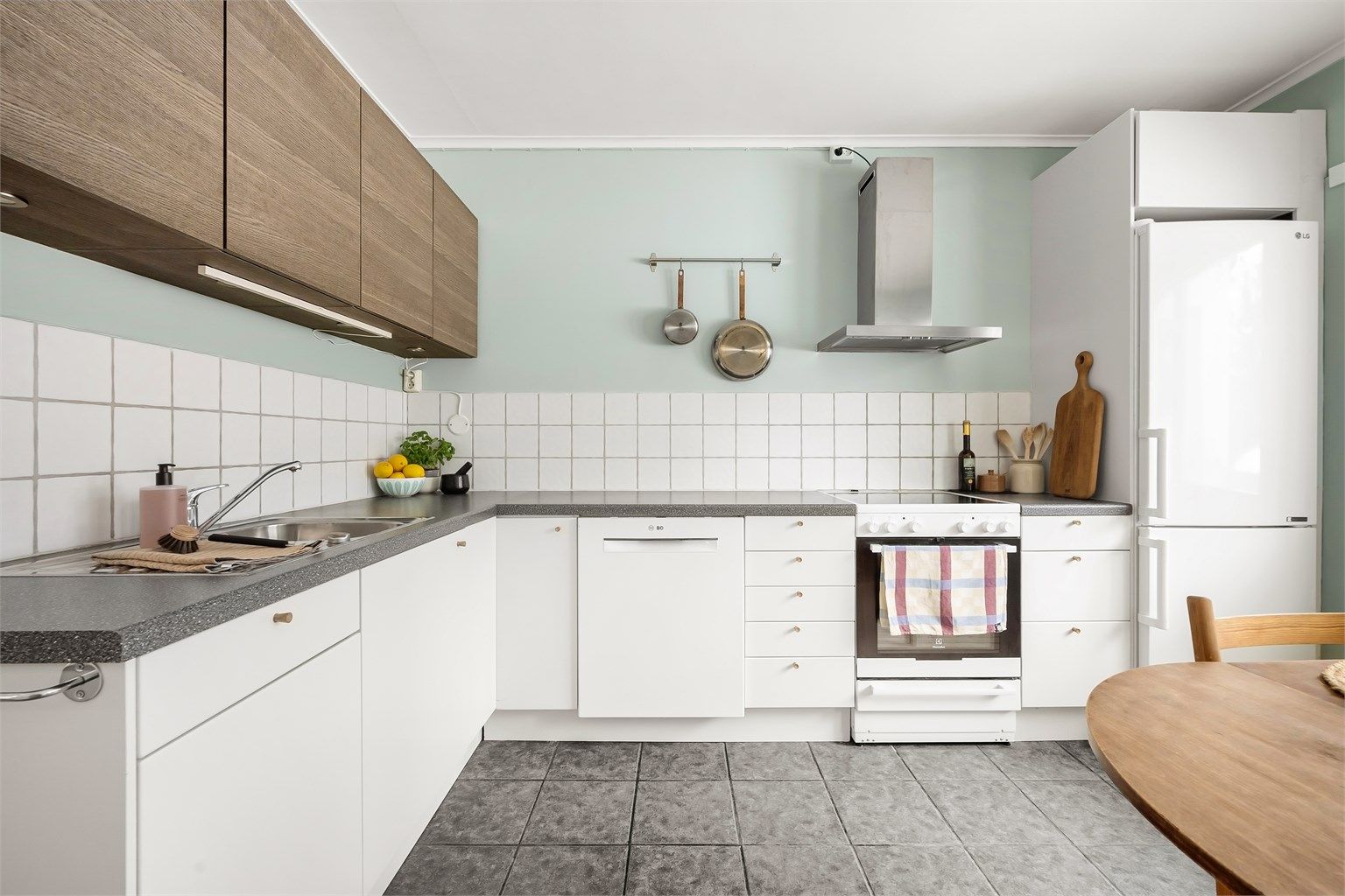 Stort og praktisk kjøkken med hyggelig spisesplass  ved vinduet. 