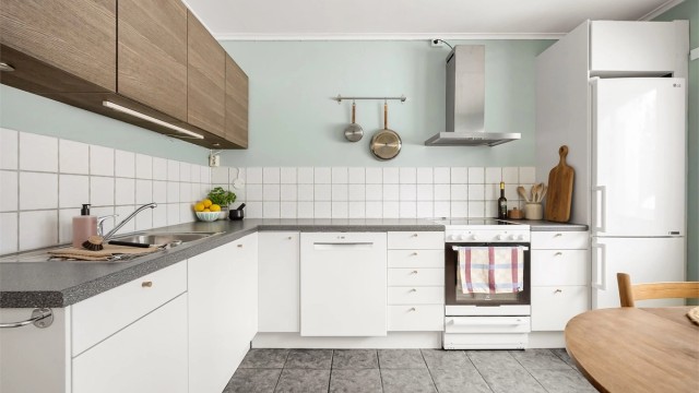 Stort og praktisk kjøkken med hyggelig spisesplass ved vinduet.