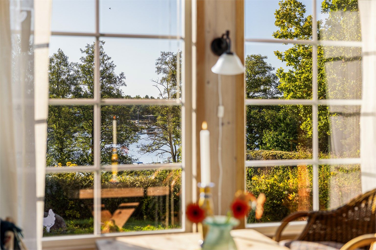 Fra hytta er det kort avstand og utsikt til sjøen.