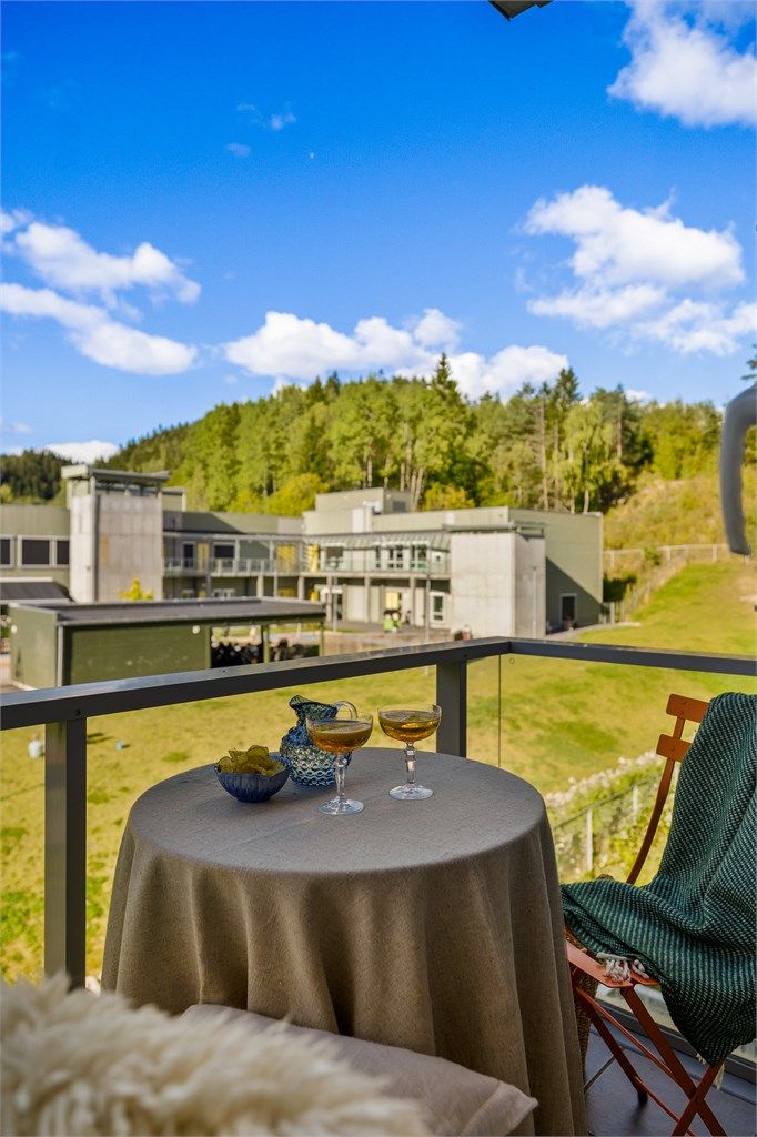 Balkongen har plass til sittegruppe og blomster!