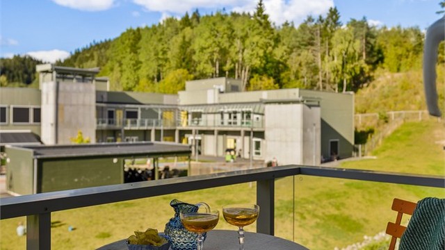Balkongen har plass til sittegruppe og blomster!