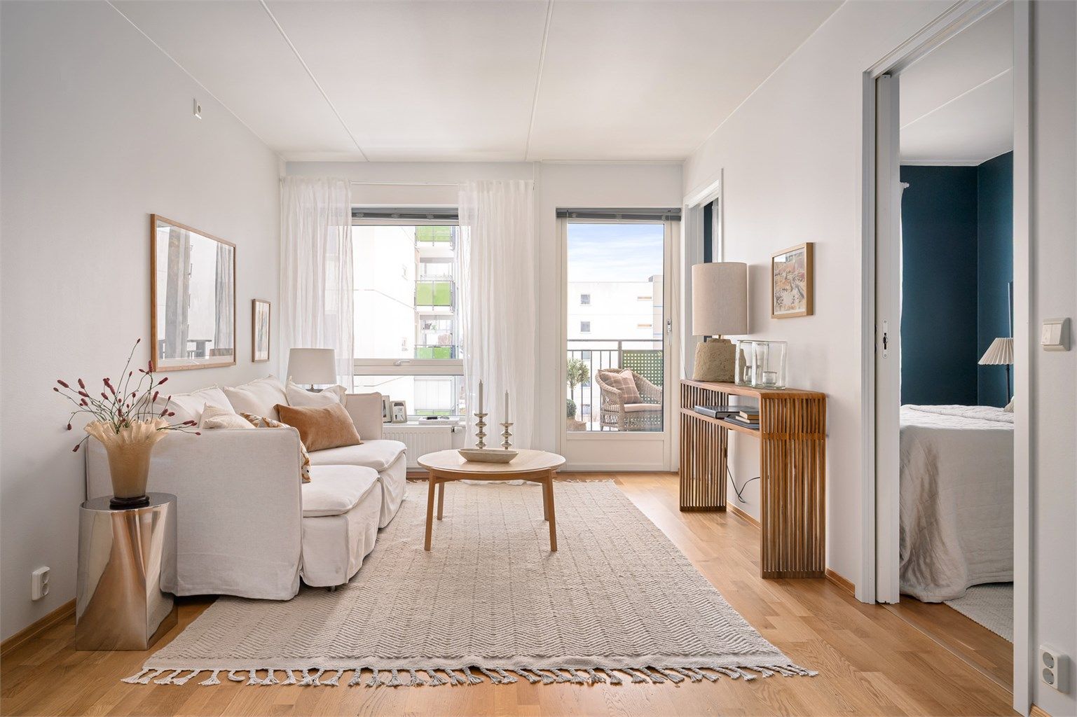 Stuen er luftig og har god plass til sofa, salongbord og TV-seksjon. 