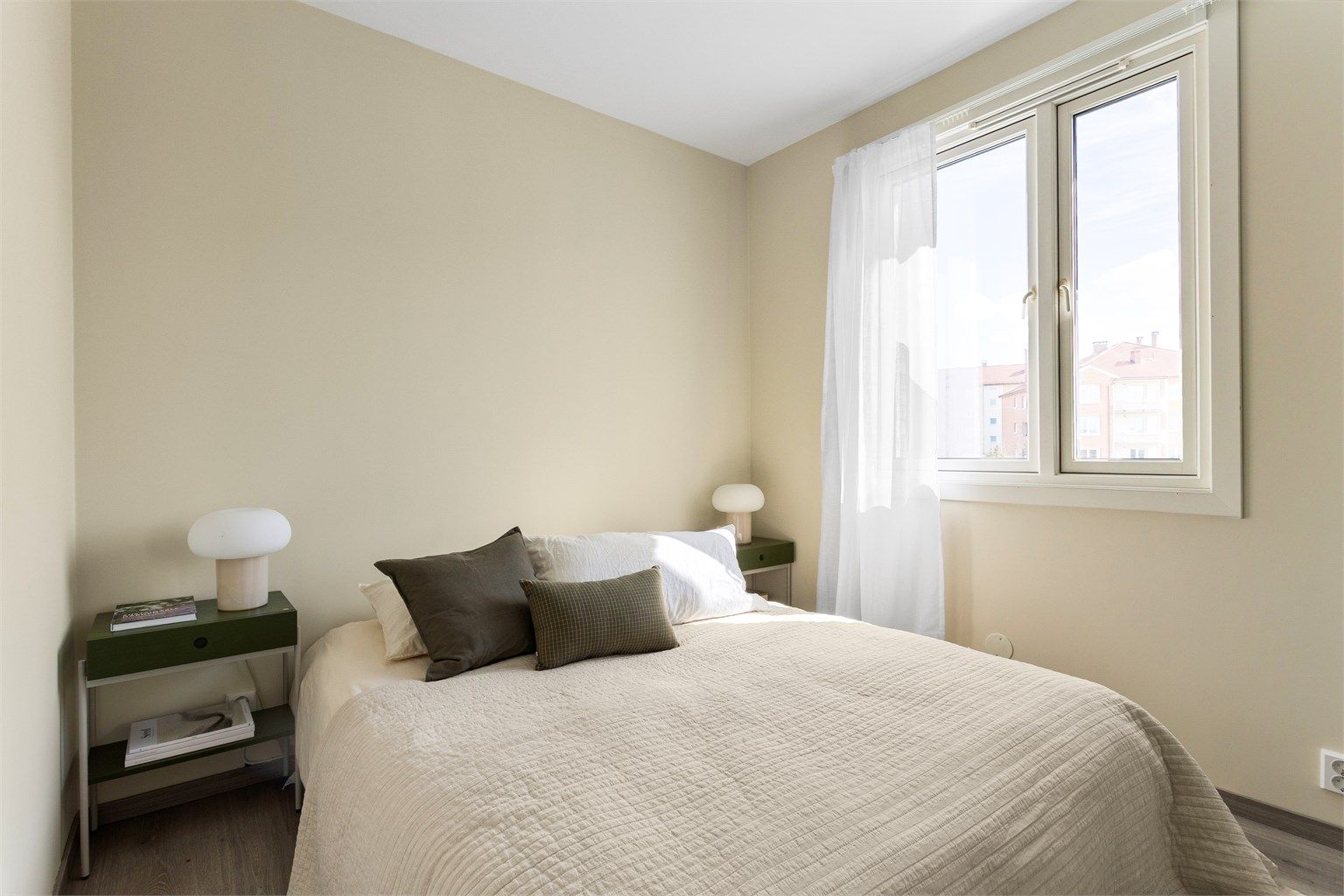 Soverommet er av god størrelse med plass til dobbeltseng og tilhørende møblement.