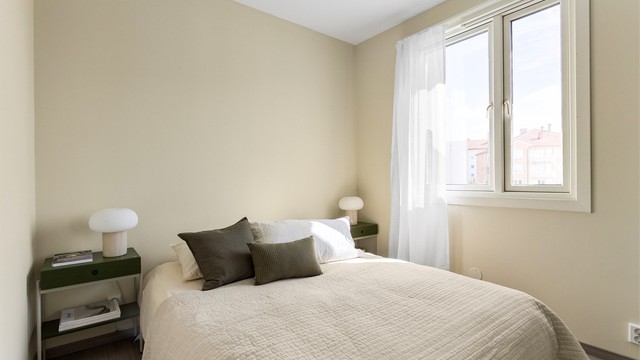 Soverommet er av god størrelse med plass til dobbeltseng og tilhørende møblement.