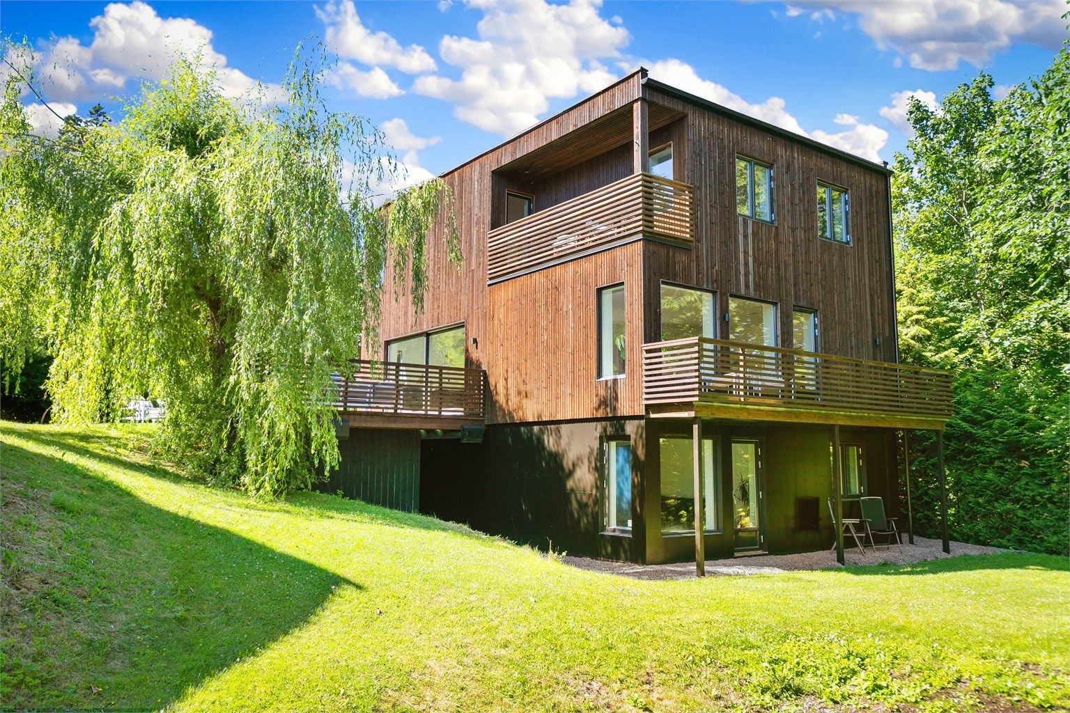 Enebolig fra 2015 med moderne arkitektur.