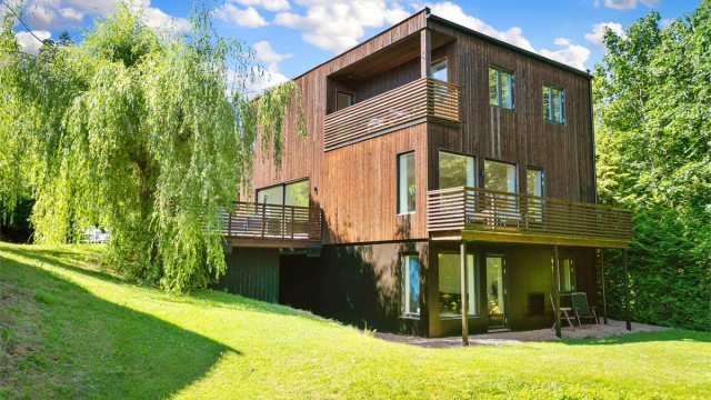 Enebolig fra 2015 med moderne arkitektur.