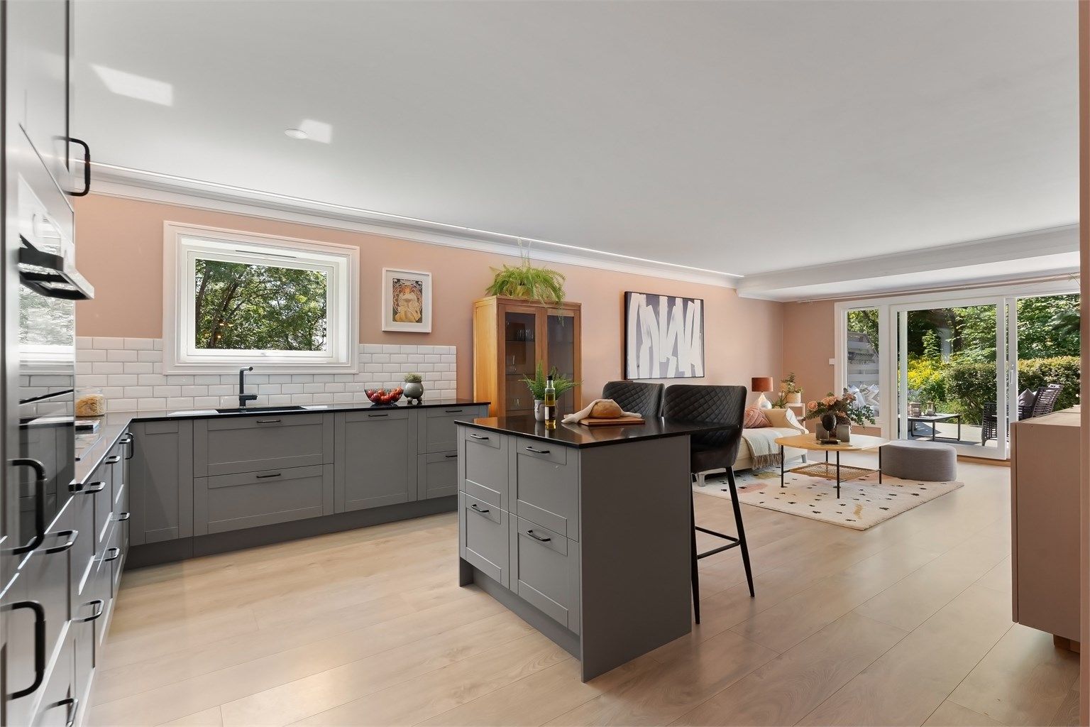 Leiligheten oppleves meget delikat og innbydende og kan blant annet by på nyere bad og kjøkken fra 2021