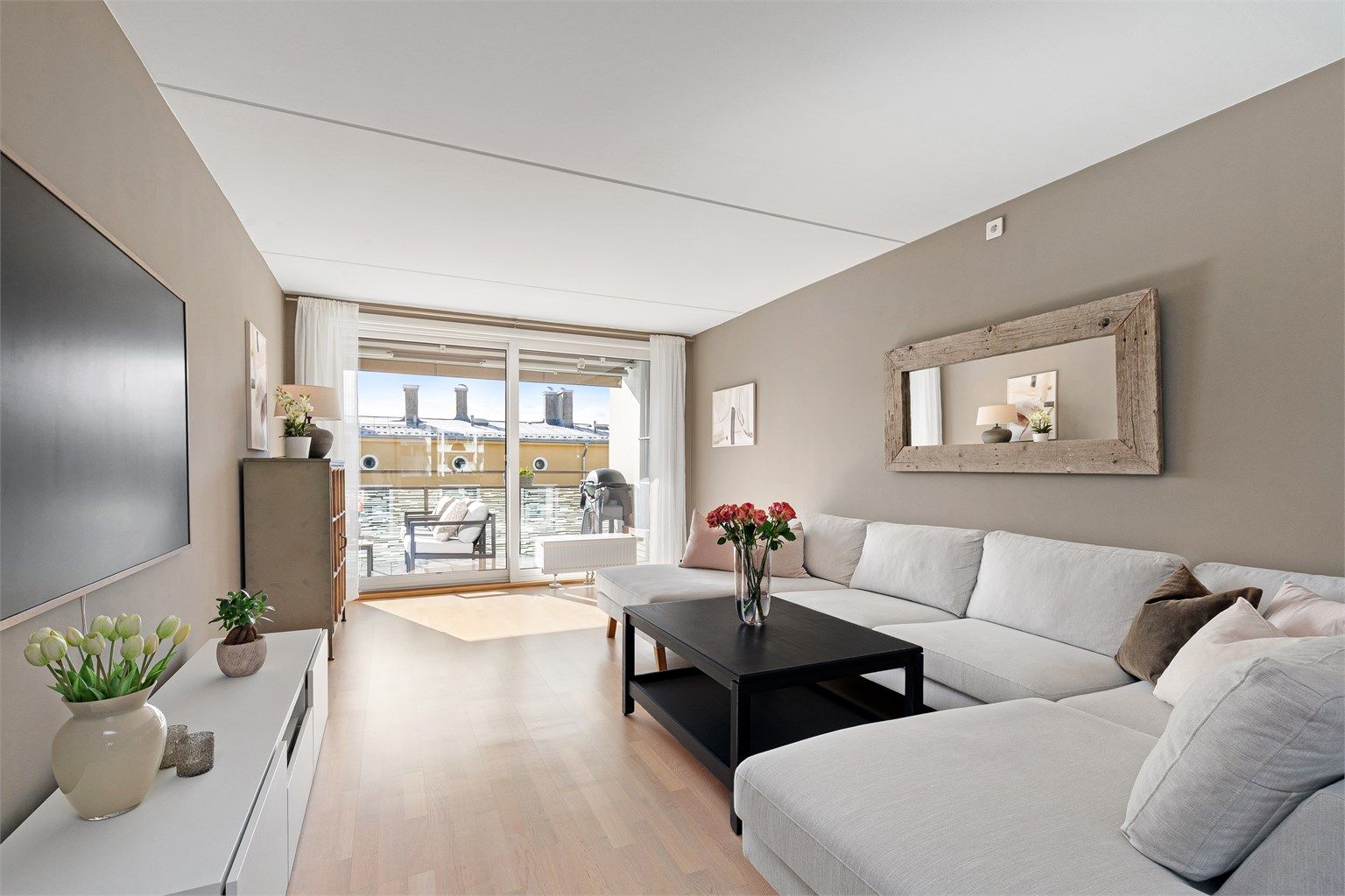 Stuen er lys og luftig med store vindusflater som gir rikelig med naturlig lys. Foto: Hanne Bruland 