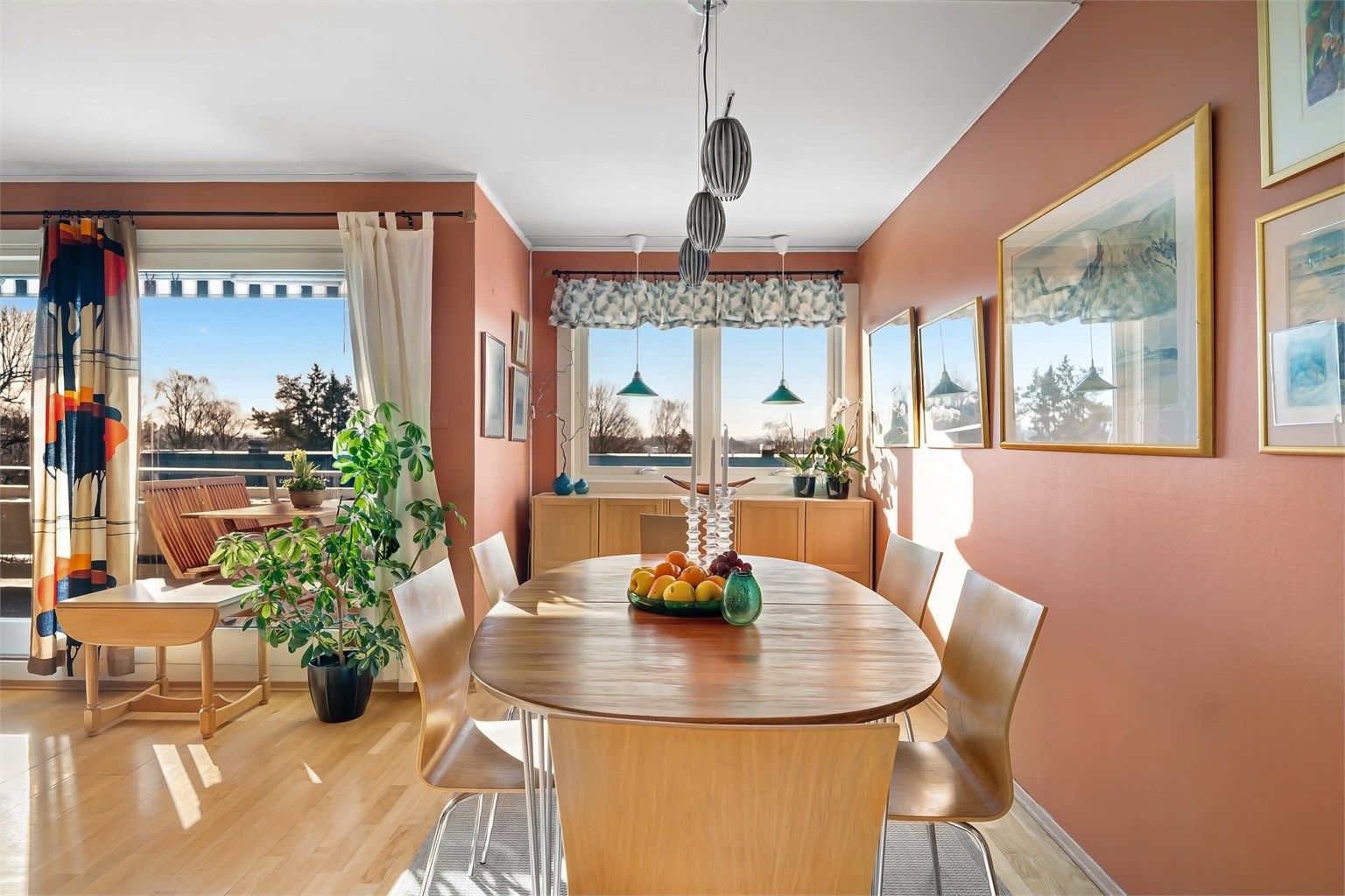 Fra stuen er det utgang til terrassen