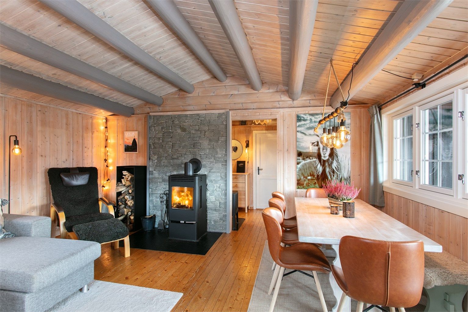 Koselig stue med god takhøyde og plass til sofagruppe og spisestue