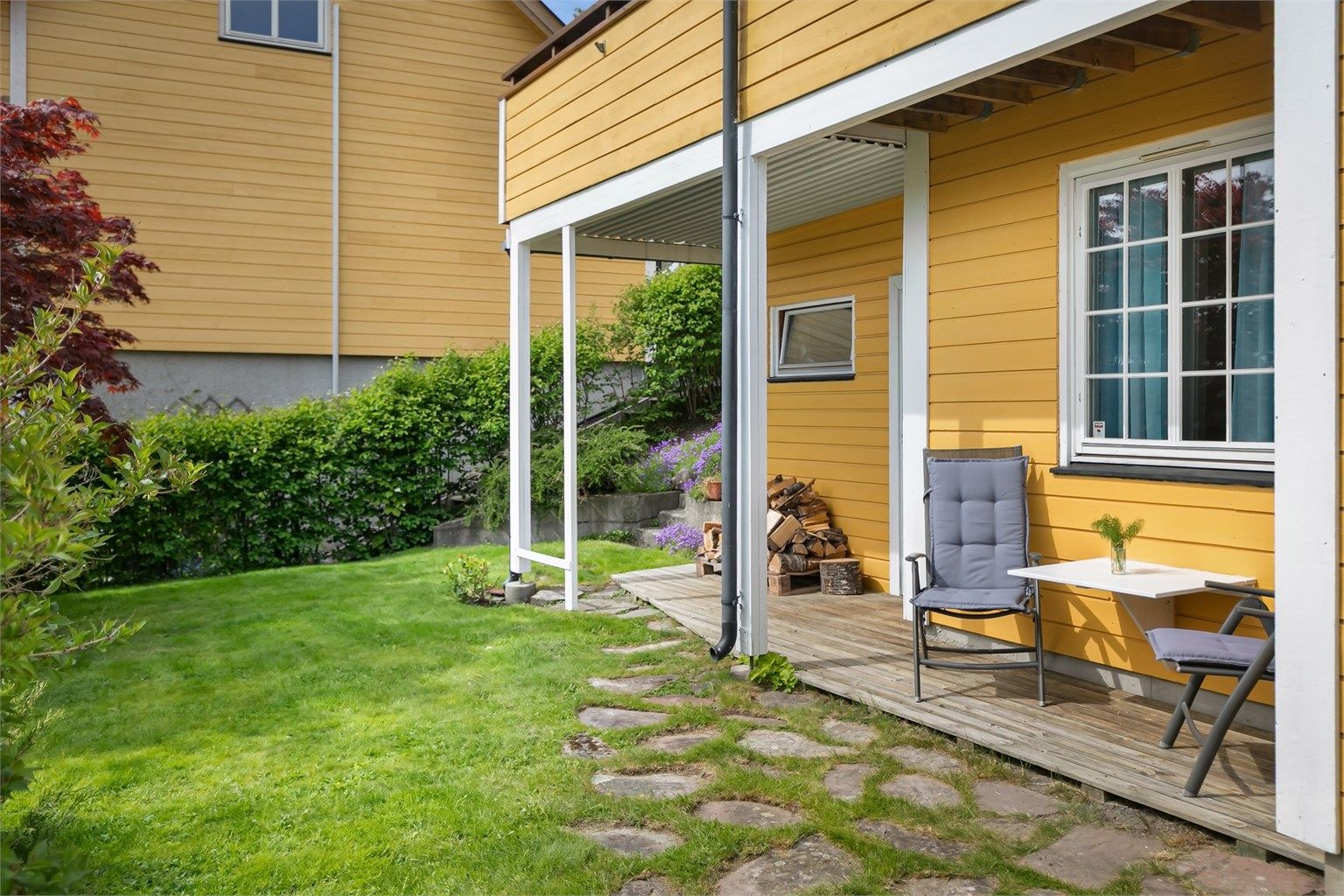 Under deler av terrassen er det en overbygget uteplass med utgang fra underetasjen.
