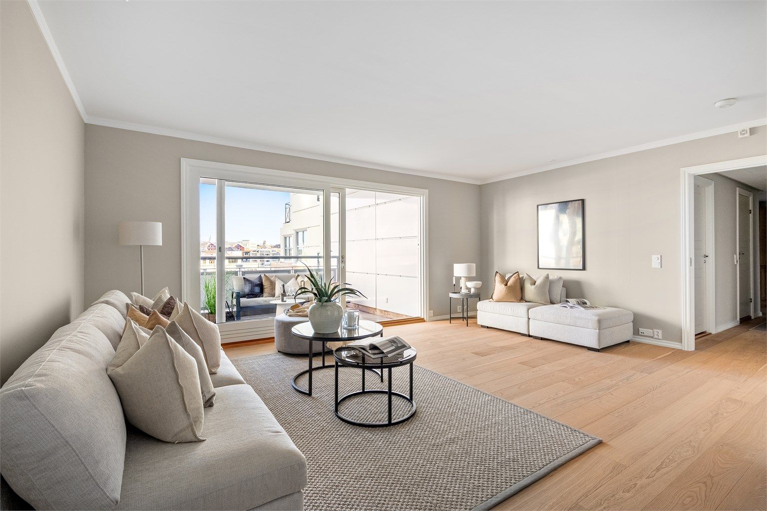  Det er lyst og luftig med vindusflater både ved kjøkken og stue, og fin utsikt til Breiavannet. 
