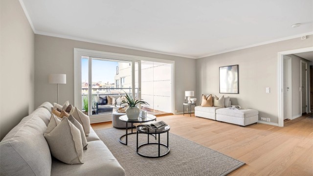 Det er lyst og luftig med vindusflater både ved kjøkken og stue, og fin utsikt til Breiavannet.