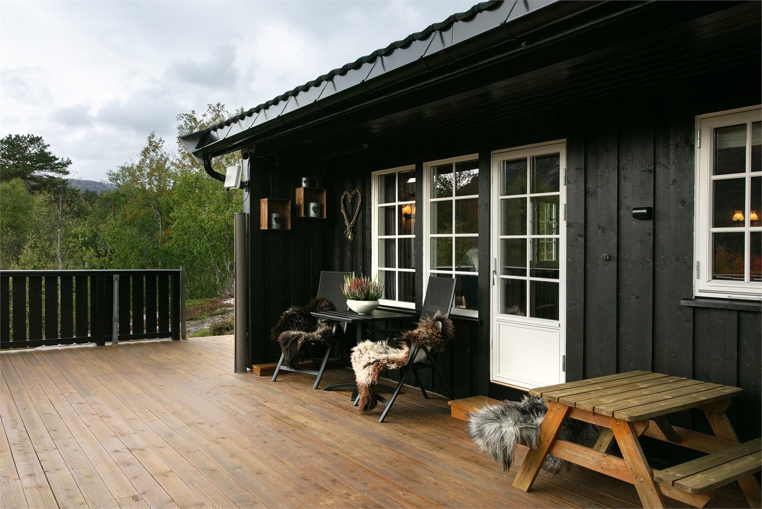 Skjermet sitteplass på terrassen like utenfor stuevinduene.