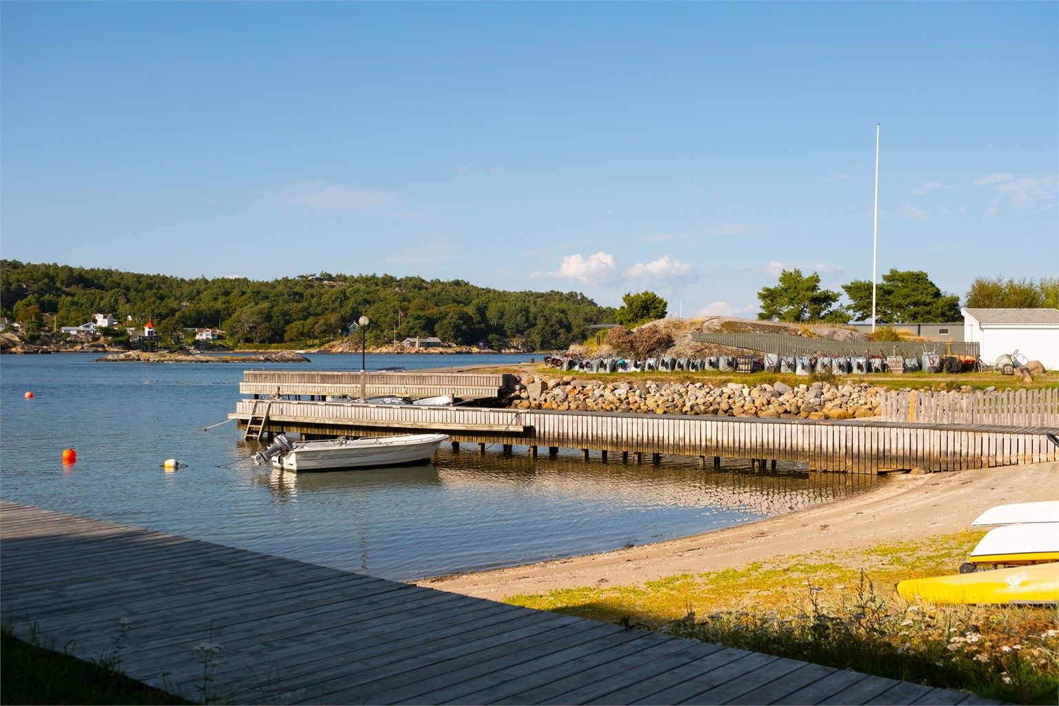 Sommerstid er det flere daglige avganger mellom Gravningsund og Skjærhalden.