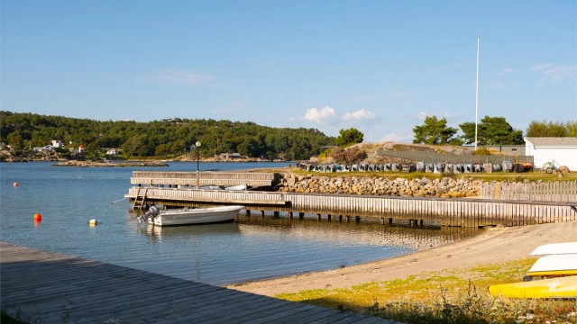 Sommerstid er det flere daglige avganger mellom Gravningsund og Skjærhalden.