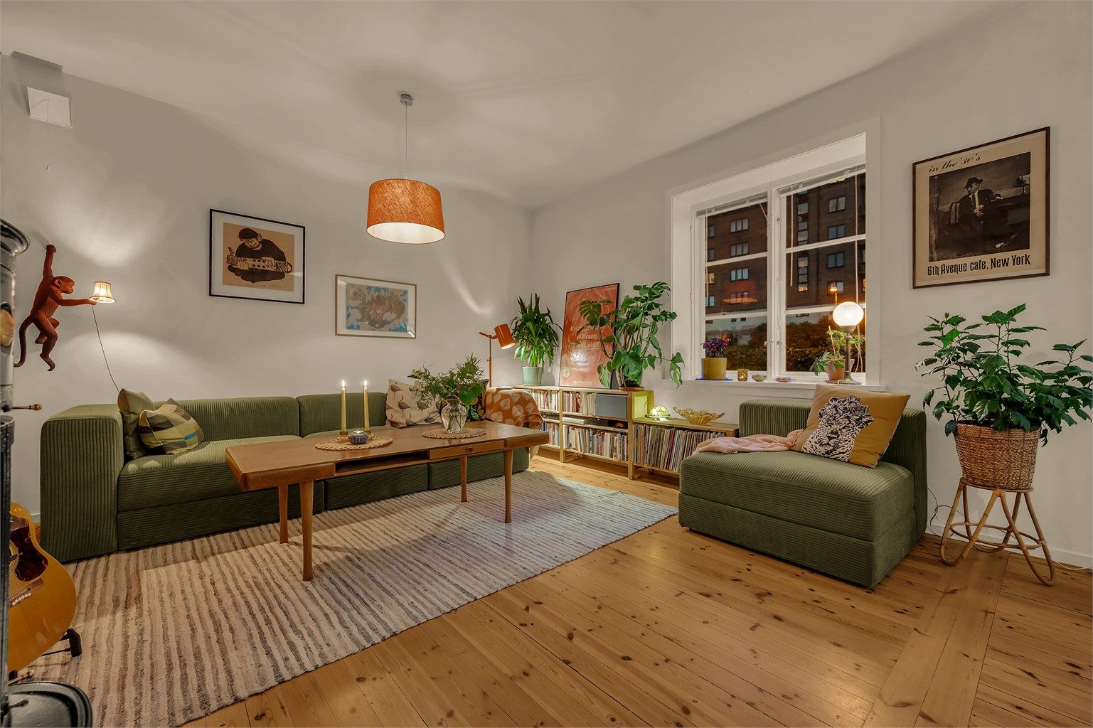 Stuen ligger i en høy førsteetasje som sørger for ingen innsyn samt en hyggelig utsikt over grønne fellesområder rett utenfor boligen. 