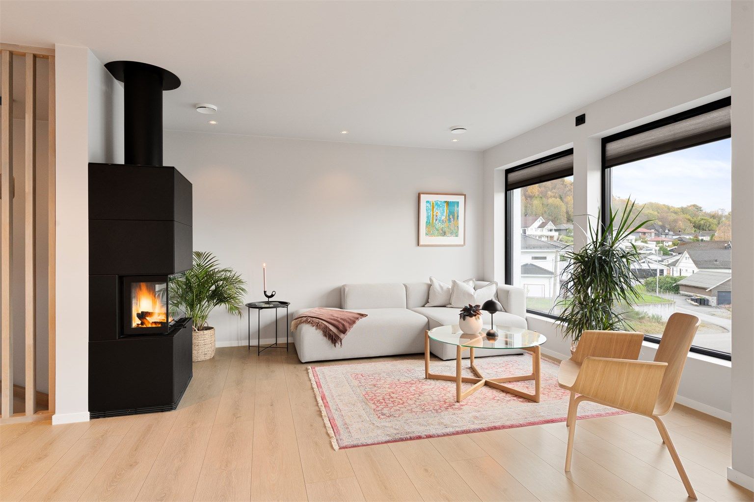 Lys og moderne stue med plass til sofagruppe