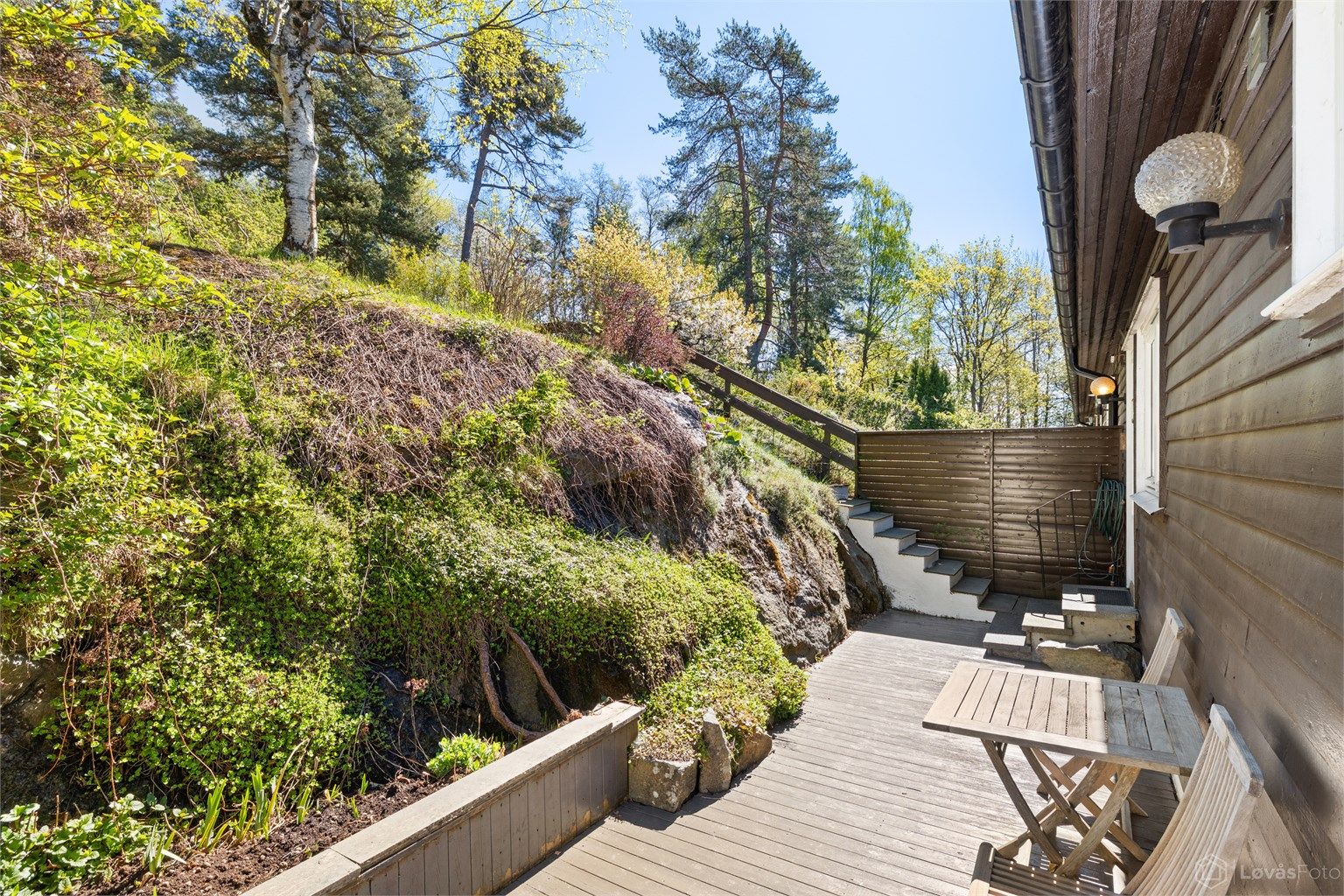 Terrasseplatting med adkomst til øvre del av hagen