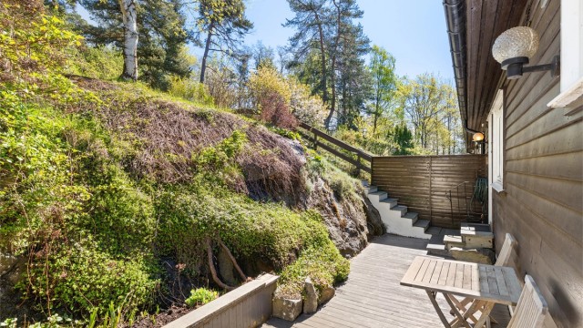Terrasseplatting med adkomst til øvre del av hagen