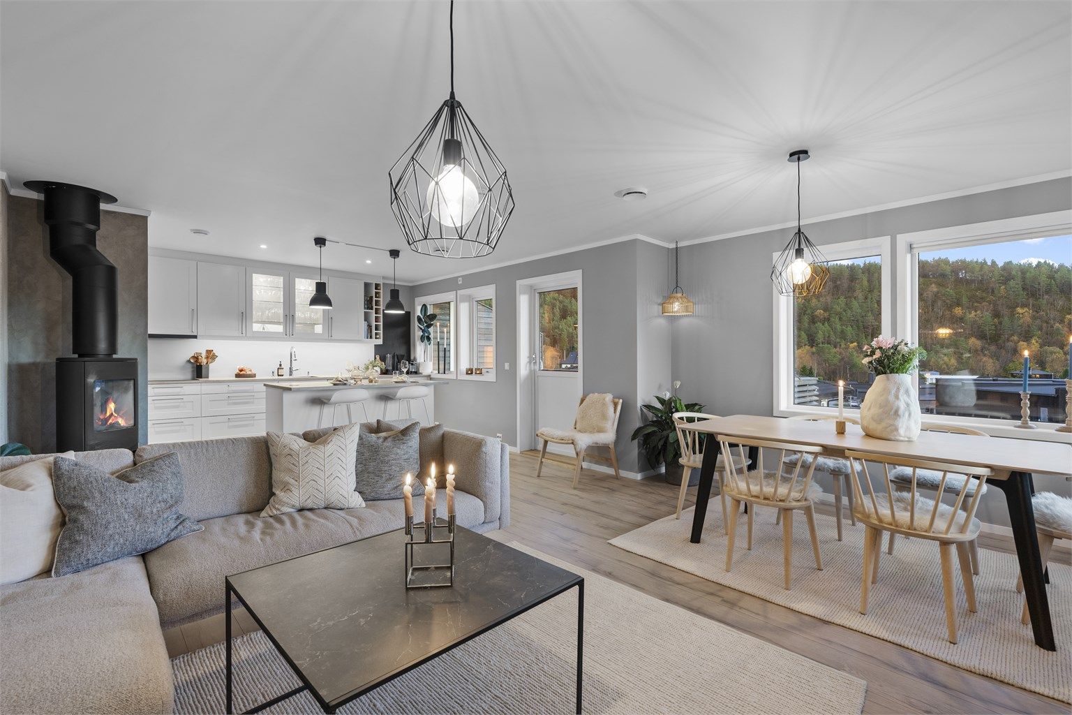 Åpen og sosial romløsning med god plass til både sofagruppe og spisebord.