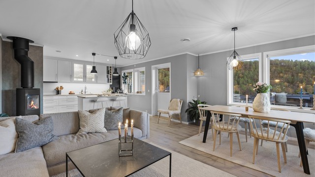 Åpen og sosial romløsning med god plass til både sofagruppe og spisebord.
