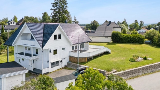 Velkommen til Buevegen 4 - Stor og innholdsrik enebolig med utleiedel og stor tomt. Attraktiv beliggenhet på Smeby.