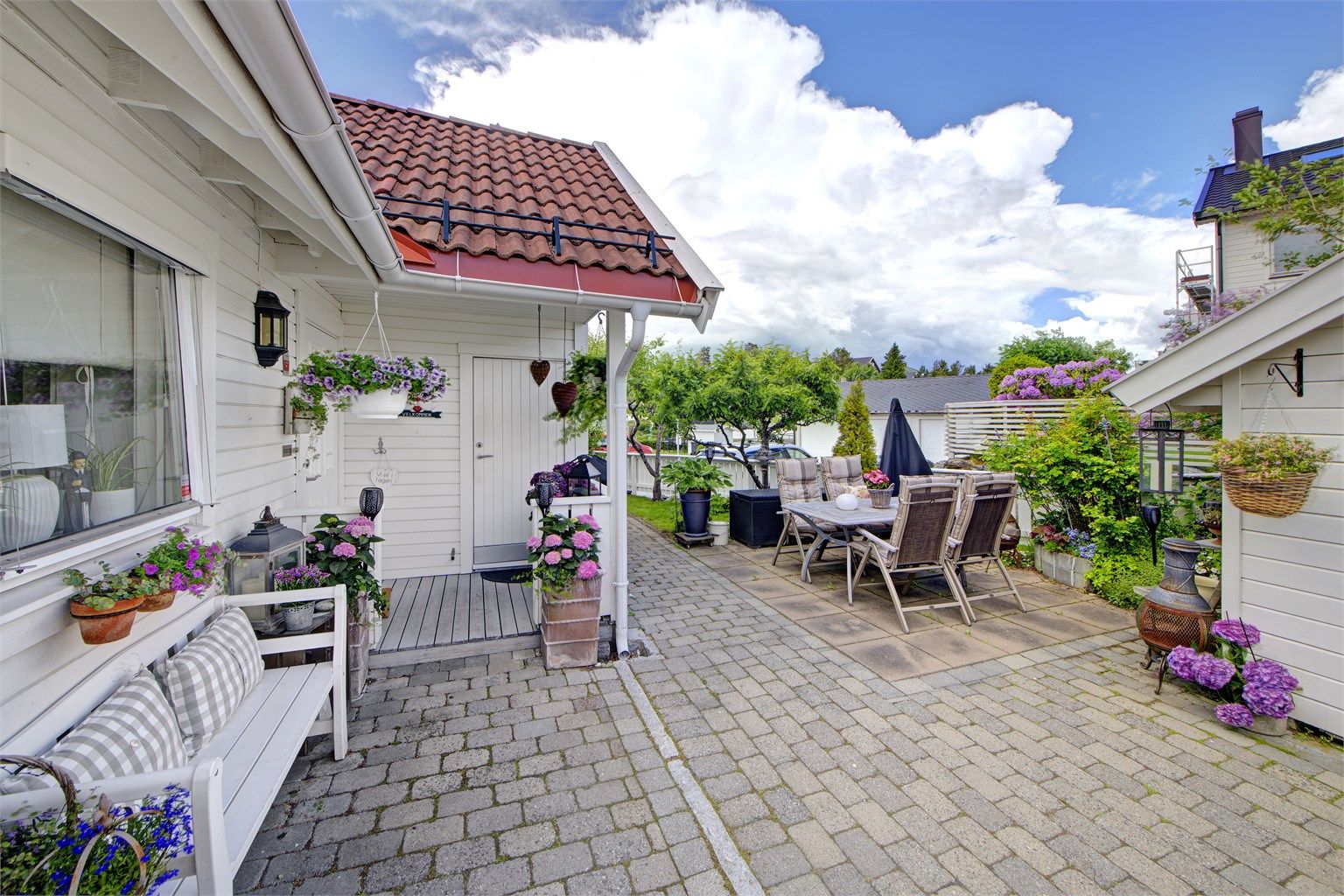 Uteplass ved boligens inngangsparti