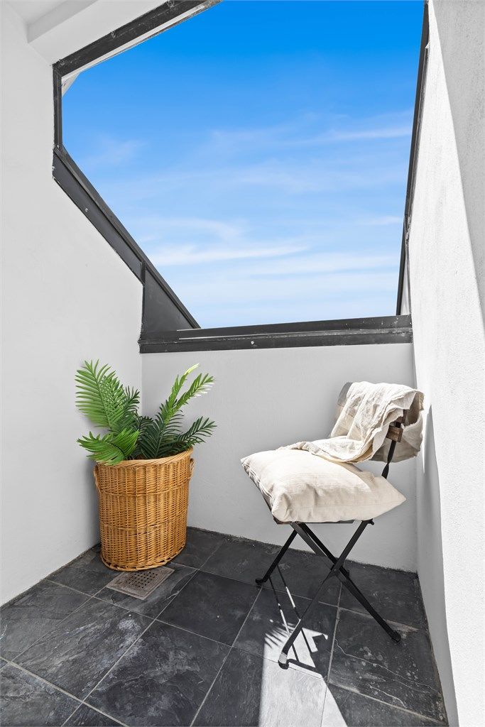 Den flislagte, solrike takterrassen er et privat uterom med plass til en liten sittegruppe. Her er det sol fra ca. 11-21 (grovt målt med solapp) sommertid.