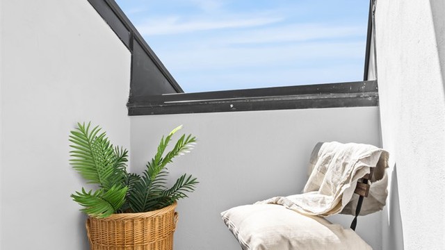 Den flislagte, solrike takterrassen er et privat uterom med plass til en liten sittegruppe. Her er det sol fra ca. 11-21 (grovt målt med solapp) sommertid.