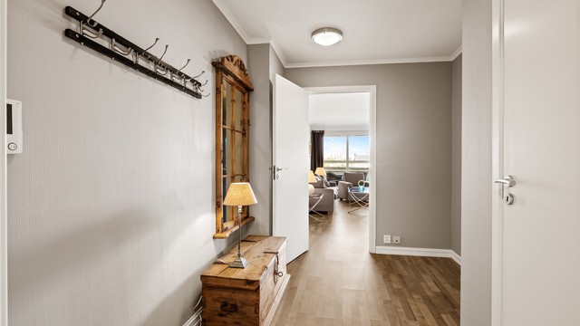 Romslig entré med plass til oppbevaring av yttertøy og sko.