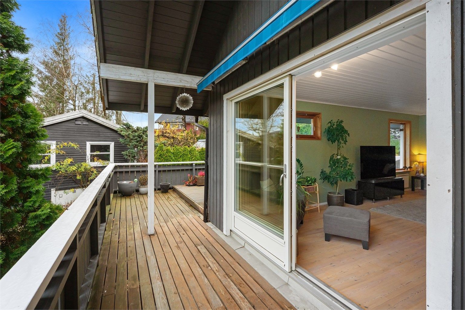 Boligen byr på en meget god og familievennlig planløsning over 3 plan med store oppholdsrom og hele seks soverom