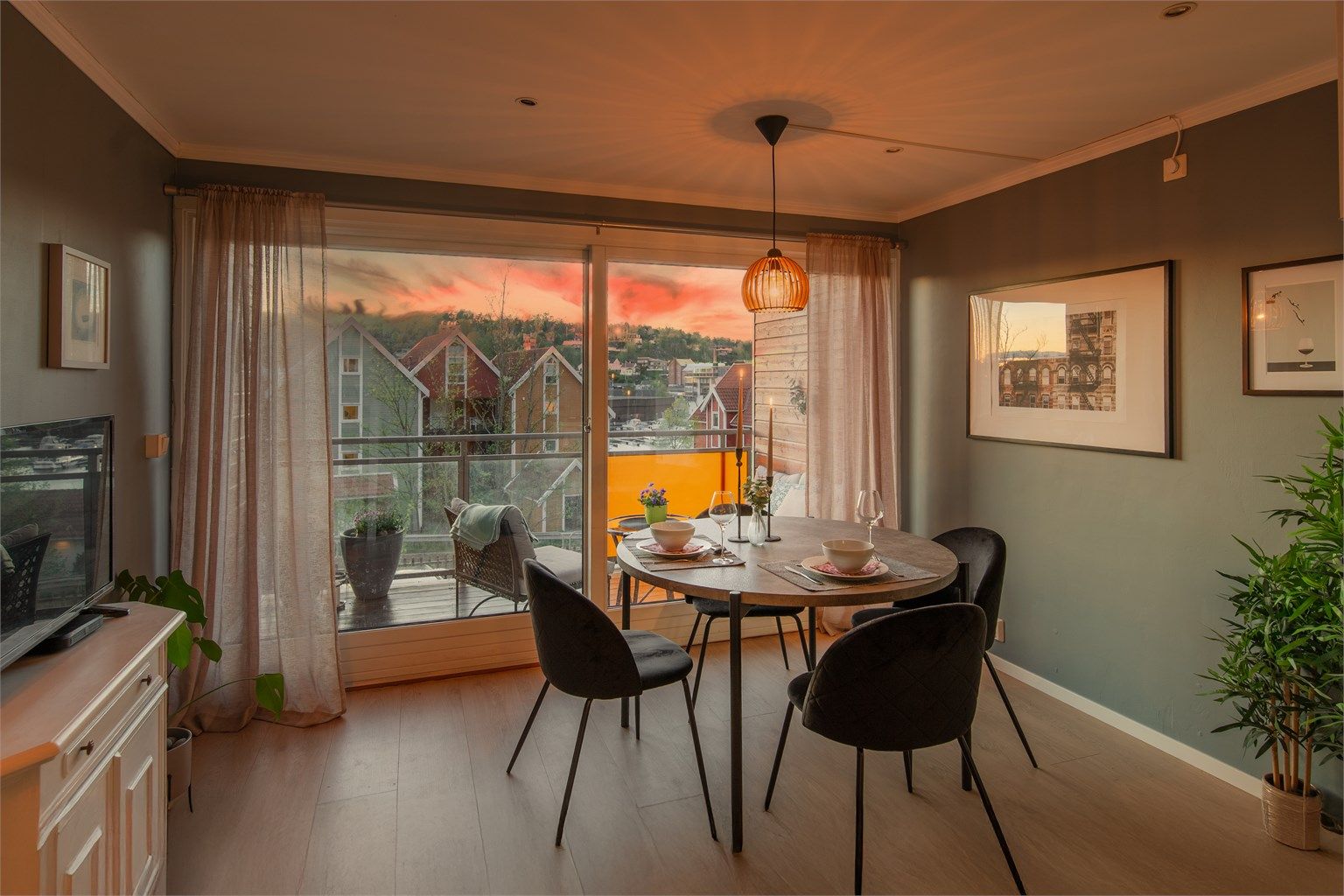 Stuen har god plass til spisebord. Hvor du også får fint utsyn til sjøen.