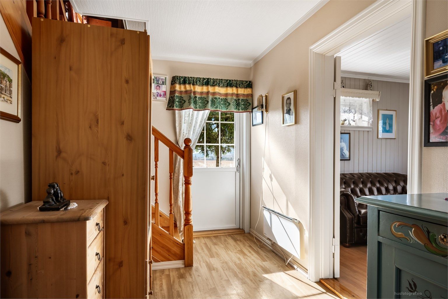 Fra gangen i første etasje er det direkte utgang til den sydøstvendte, hellelagte uteplassen på ca. 14 m².