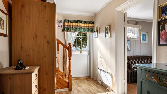 Fra gangen i første etasje er det direkte utgang til den sydøstvendte, hellelagte uteplassen på ca. 14 m².