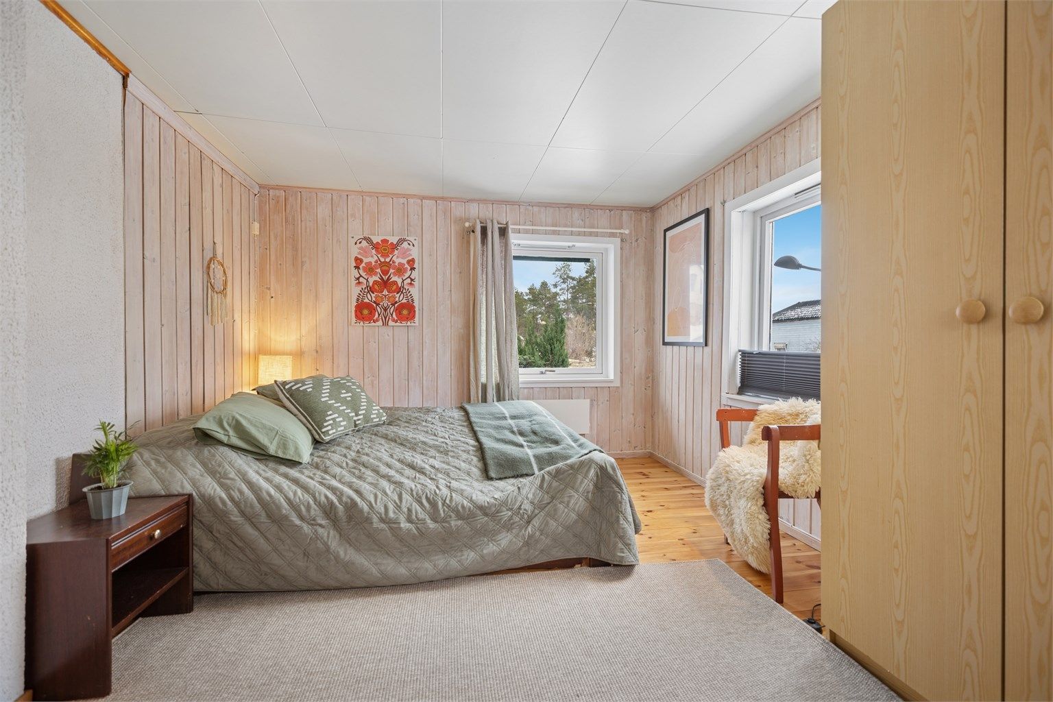 Hovedsoverommet er romslig, med god plass til stor seng, nattbord og garderobeskap.