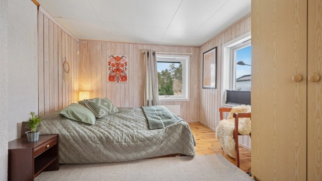 Hovedsoverommet er romslig, med god plass til stor seng, nattbord og garderobeskap.