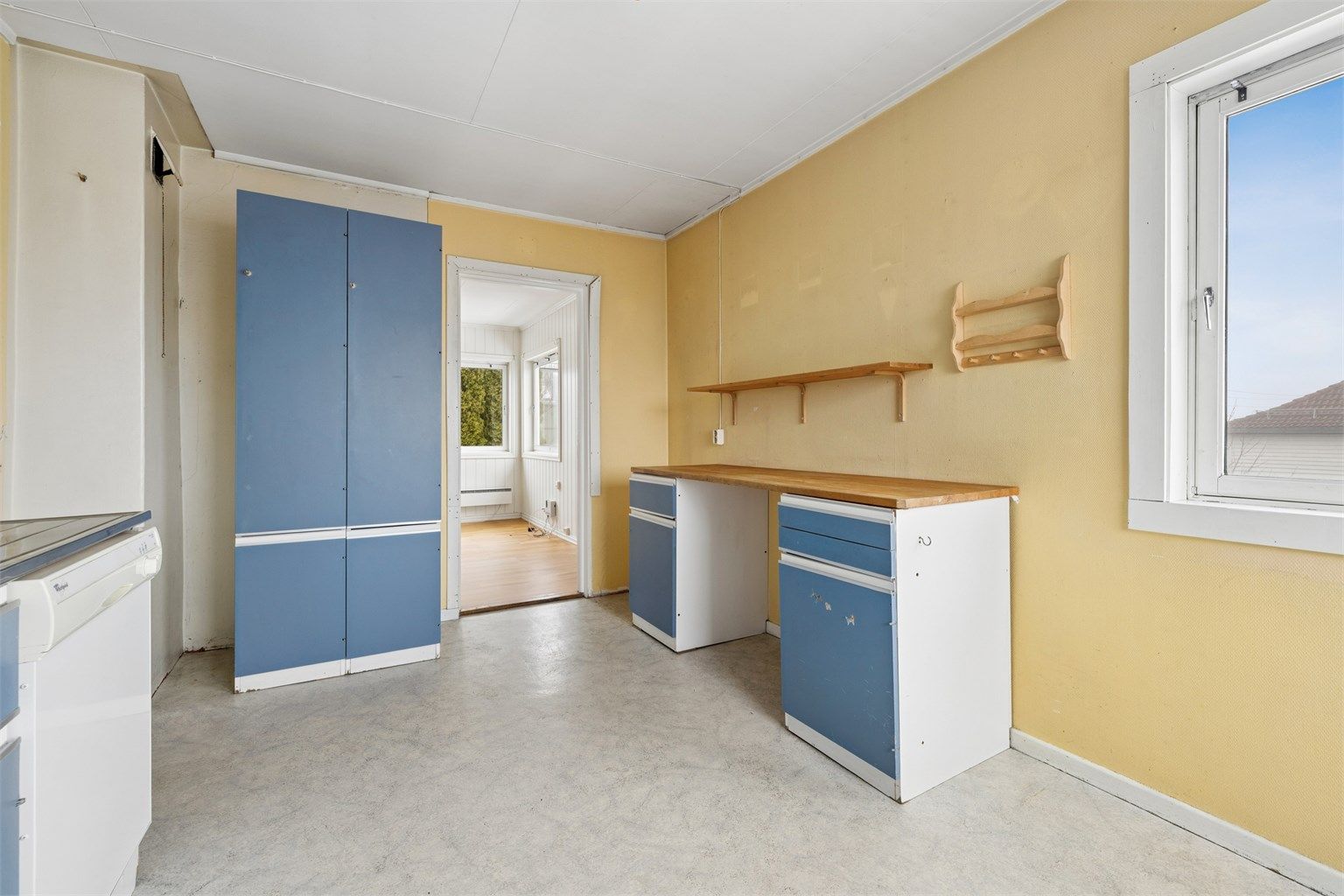 Et romslig kjøkken med potensial for å skape en moderne og funksjonell arbeidsplass.