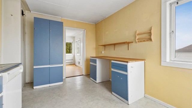 Et romslig kjøkken med potensial for å skape en moderne og funksjonell arbeidsplass.