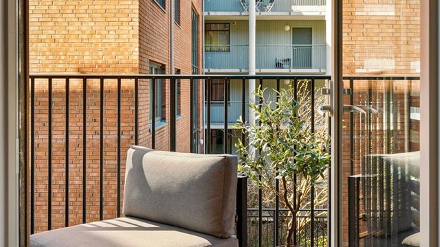 En privat uteplass som fungerer som en forlengelse av både stue og soverom.